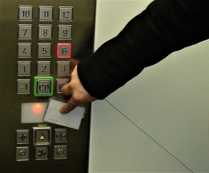 Contrôle des ascenseurs pour la sécurité intégrée