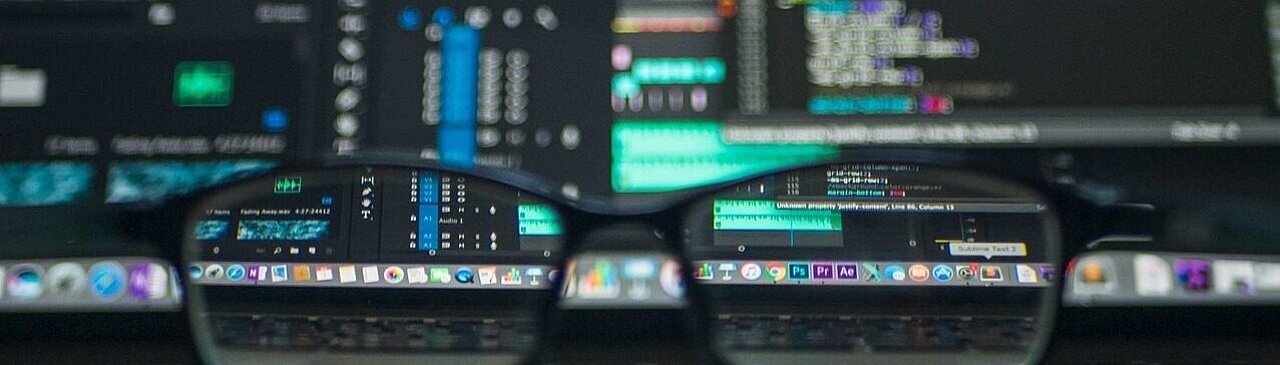 Des lunettes posées devant l'écran d'un ordinateur portable